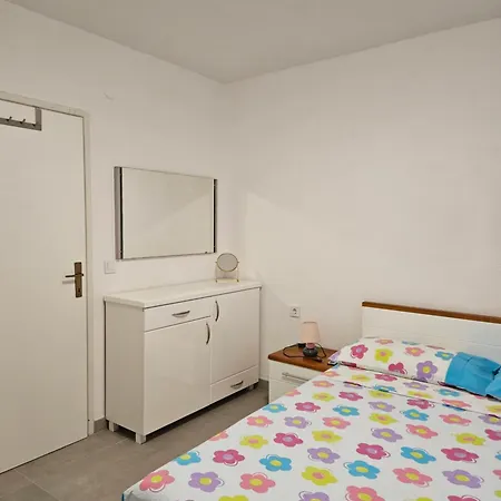 Appartement Dora I *